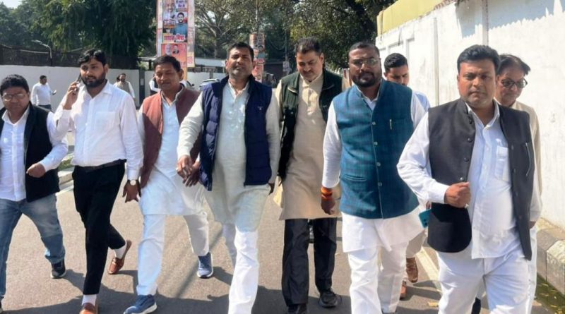 कांग्रेस नेताओं, कार्यकर्ताओं में लाठी चार्ज दुर्भाग्यपूर्ण, सवालों से डर गयी है योगी सरकार- विश्वनाथ चौधरी