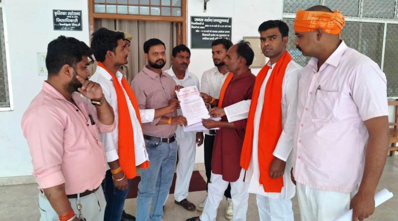 शिव सेना यूबीटी ने सौंपा ज्ञापनः शिक्षा के बाजारीकरण पर रोक की मांग