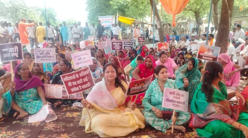बस्ती में सपा सांसद के आवास को आक्रोशित महिलाओ ने किया घेराव, जमकर हुई नारेबाजी