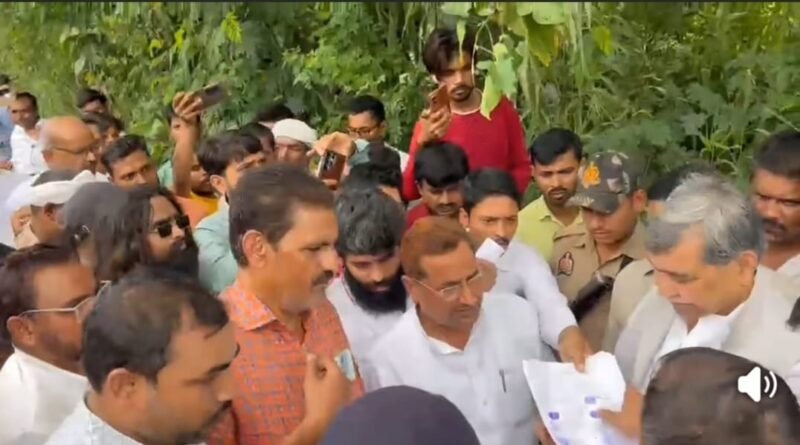 धरना प्रदर्शन के बाद नेताओं ने संयुक्त रूप से जिलाधिकारी को सौंपा ज्ञापन